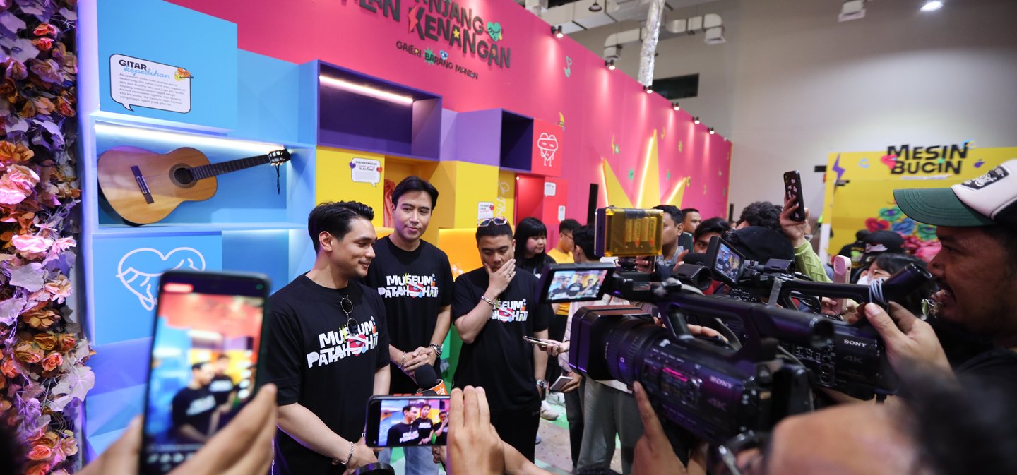 Press photographing visitors at a colourful activation