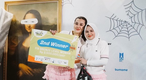 Two participants holding a Second Winner certificate at the activation